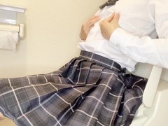 制服JKがトイレで指ズボオナニー♡白濁汁滴らせながら、いぐぅっっ♡♡ - Screenshot 2 of 16 - 素人