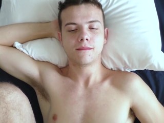 BoysHalfwayHouse - Твинк скачет на толстом члене пожилого крипа без презерватива - ПОЛНАЯ СЦЕНА