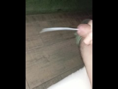 Gozando rápido para não ser pego...