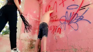 Время наказать! Этого раба бьют за непослушание.