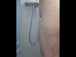 MILF Står i Duschen Och Smeker Sig Själv