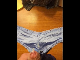 Кончил на сексуальные трусики