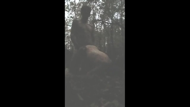 Пара трахается под дождем в ночном лесу в любительском видео
