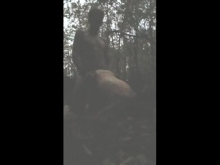 Пара трахается под дождем в ночном лесу в любительском видео