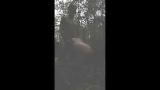 Amateur Paar fickt im Regen im Nachtwald