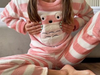 Азиатская миниатюрная школьница в пижаме дразнит маленькими сиськами, дрочит киску и большой сквиртующий оргазм