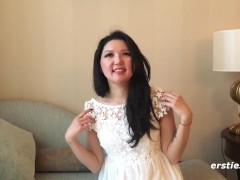 Ersties - Start-up-Gründerin Ameliya fingert sich im Doggy-Style anal