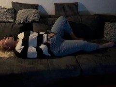 Selbstbefriedigung multiple orgasmen auf Sofa komme zwei mal intensive orgasmen satisfyer fingern