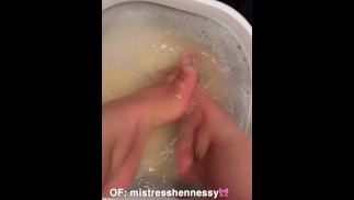 Замачивая мои красивые ножки🩷, Will, ты пьешь мою воду для ванны? 💦