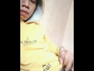 что, если Тряся его член надел желтую куртку