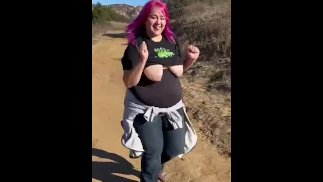 ТОЛСТУШКА БЕГАЕТ СИСЬКАМИ НАРУЖУ