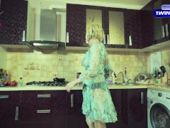 Потёрся о киску беременной мачехи 1/16