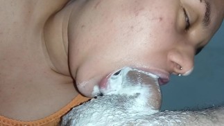 Когда она прилипает к члену, она не отрывается, пока не эякулирует много спермы в член🍌🥛🥛💦🤤