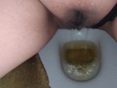 日本人女性の黄色いおしっこ。