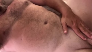 Соло Daddy Bear играет со своим членом в постели