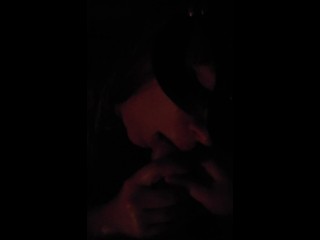 Хардкорный минет в темноте закончился камшотом на лицо