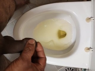 Азиатский гей мочится в свой микропенис.