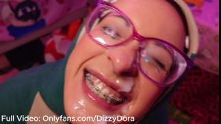 吹箫与牙套射精在牙套脸上在打鼾连体衣