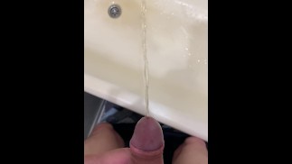 Я писаю в ванной утром, когда она занята :)