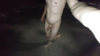 Nackter Spaziergang in der Öffentlichkeit