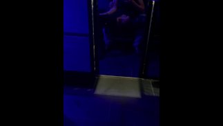 Богиня-Blonde брызгает фонтаном в свингер-клубе