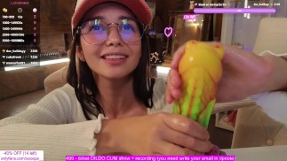 МИЛАЯ ДЕВУШКА МАСТУРБИРУЕТ ЛЯГУШКУ