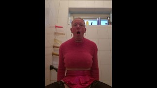 Sissy fuckdoll писает во время езды на дилдо