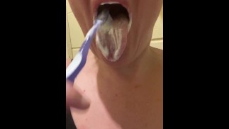 VIDÉO DEMANDÉE PAR UN FAN : Regardez-moi me faire la soie dentaire et me brosser les dents