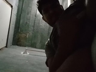 El Pene Pequeño Se Masturba En El Baño