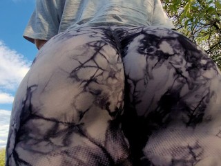 PAWG Сводная сестра позволяет мне трогать her Big Ass в обтягивающих леггинсах на публике