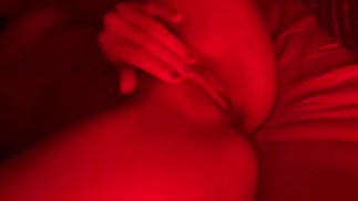 Думаю о тебе и прикасаюсь к себе. Моя мокрая киска