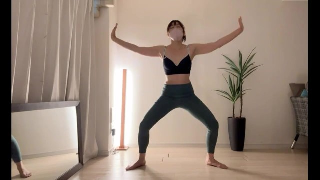 【全裸ヨガシリーズ2】本編無修正！今日のレッスンはゆかろん先生はおまんこにバイブを仕込んでヨガってみたよ♡途中で思わずポーズ取りながら潮吹きしちゃった…