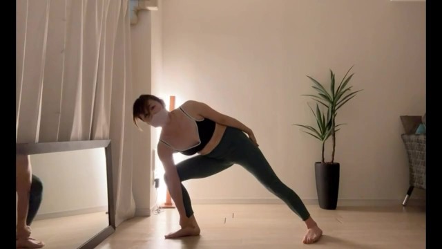 【全裸ヨガシリーズ2】本編無修正！今日のレッスンはゆかろん先生はおまんこにバイブを仕込んでヨガってみたよ♡途中で思わずポーズ取りながら潮吹きしちゃった…