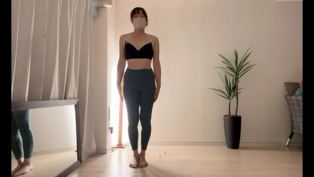 【全裸ヨガシリーズ2】本編無修正！今日のレッスンはゆかろん先生はおまんこにバイブを仕込んでヨガってみたよ♡途中で思わずポーズ取りながら潮吹きしちゃった…