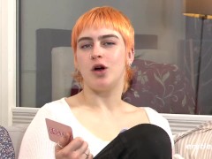 Ersties - Emi verwöhnt ihren trainierten Körper mit Körperöl und einem Vibrator