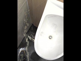 Подборка мочи в туалете, писсуаре и на полу. 7 сцен от первого лица.