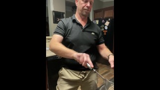 Бычий член обслуживает твою горячую жену, мой мясной кусок и домашнюю заправку, пока я готовлю гамбургеры, LOL