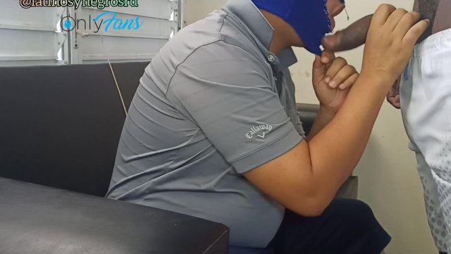 Tragándose la leche de mi vecino.