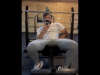 В спортзале с супер жестким членом