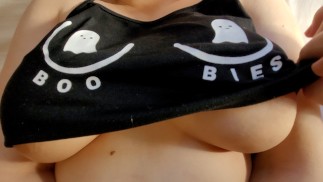 触摸我性感继妹的大胸部穿着Cute的万圣节睡衣