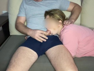 Возбужденный сводный брат трахнул меня в рот,когда я прилегла ему на колени