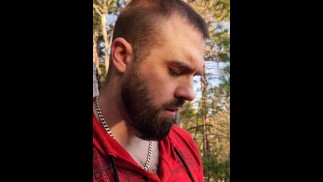 Bärtiger heterosexueller Bruder, der mit seinem Kumpel im Wald wichst.