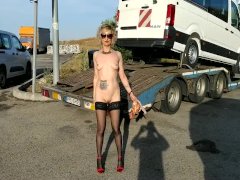 Pornsonick me exhibo en el aparcamiento