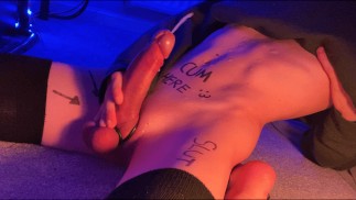 🚨CUTE, MOANING FEMBOY EDGES AND CUMS ALL OVER HIMSELF (MESSY)🚨