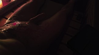 Jsem opravdu nadržený z horkého vosku a hlasitě cum.