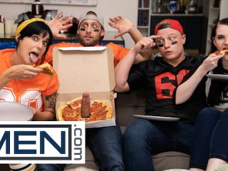 MEN - Dom King Sticks his Cock through the Pizza Box for some Blowjob Action with Logan Aarons