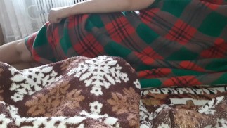 Мастурбирую вибратором под одеялом, чтобы мачеха, лежащая рядом, не услышала