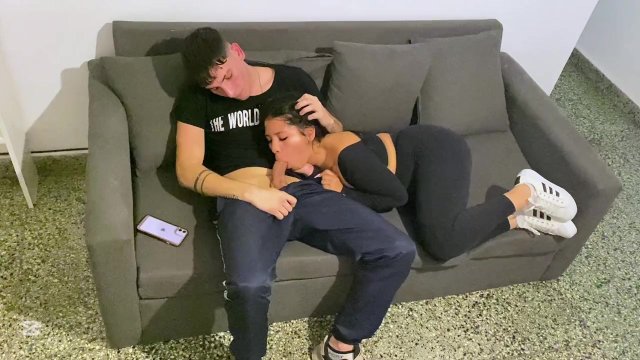 Lo encuentro mirando una pelicula y me invita a ver con el