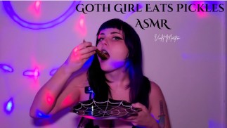 Готическая девушка ест соленые огурцы ASMR