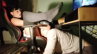 Gamer girl playing games while getting pussy licked.